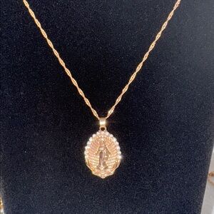 Elegant Gold Pendant Necklace